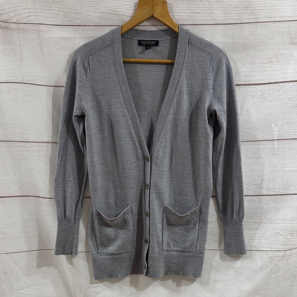 Women's Banana Republic Gray V Neck Button Cardigan size Medium 100% Merino Wool